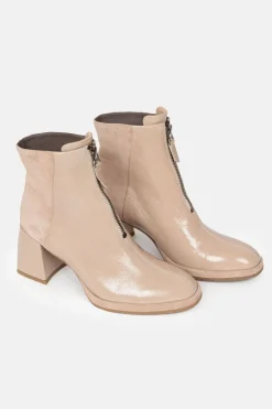 Online Korte Beige Laarzen In Lakleer Met Een Blokhak Dames Schoenen